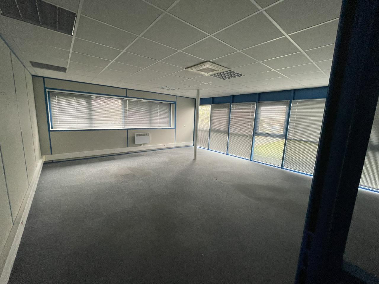 Local d'activité Civrieux-d'Azergues 8538m² Vente local d'activité Civrieux-d'Azergues Rhône OVACT2422185 24